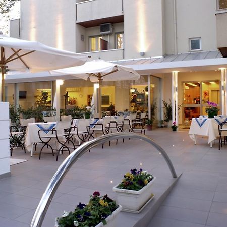 Hotel Nives Riccione Extérieur photo