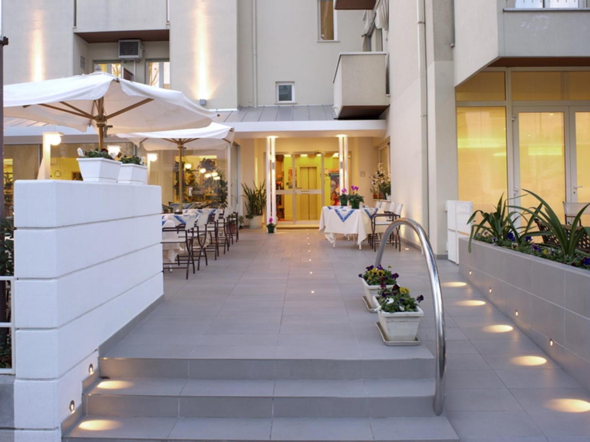 Hotel Nives Riccione Extérieur photo