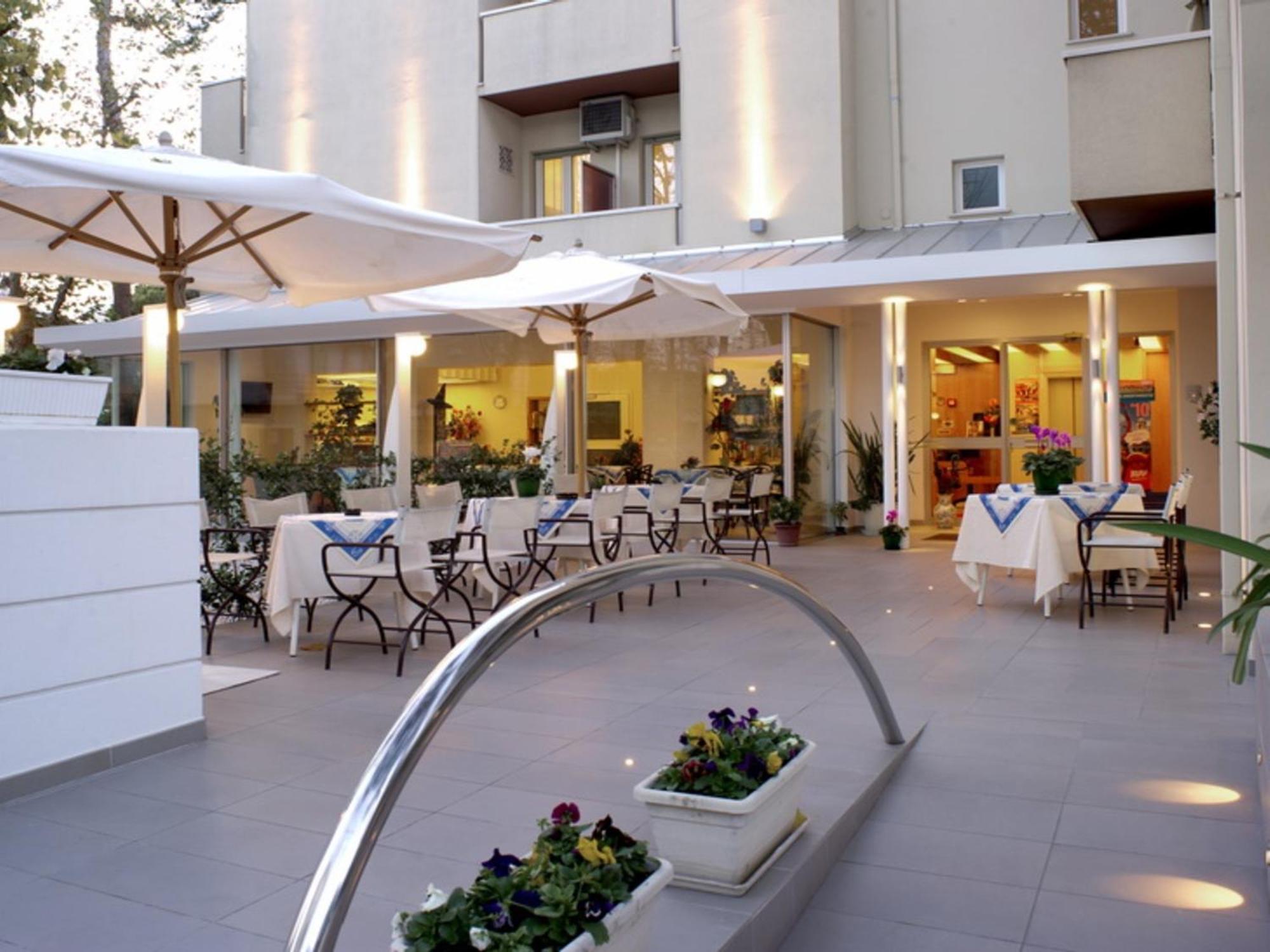 Hotel Nives Riccione Extérieur photo