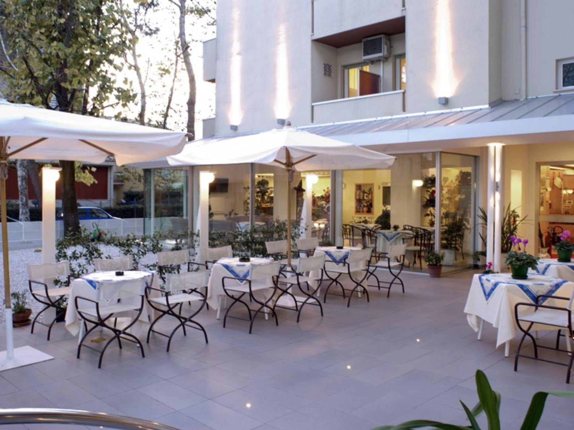 Hotel Nives Riccione Extérieur photo